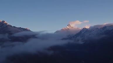 云雾日出雪景山脉空镜视频的预览图